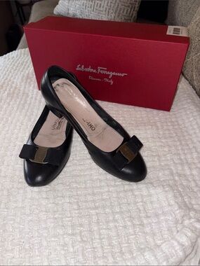 Vintage Salvatore Ferragamo Black Leather Vara Bow Flats Gently Loved 5 1/2